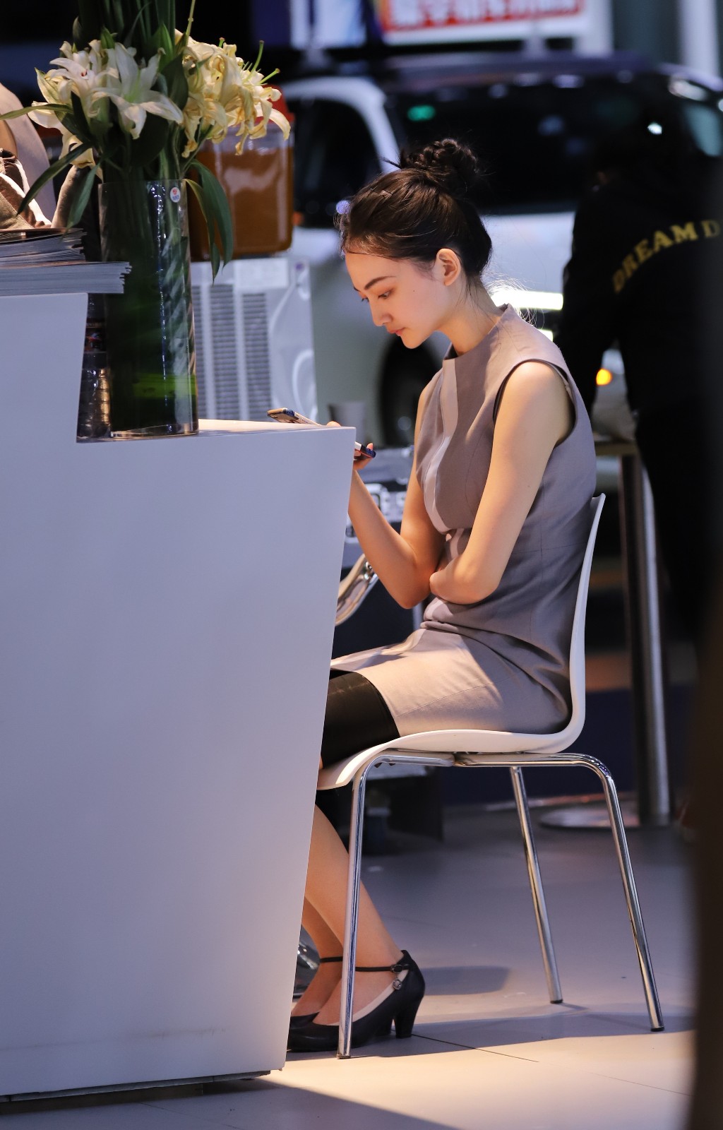 这位前台妹纸长的挺漂亮的,和她同一家公司的男生应该很有福气吧~这