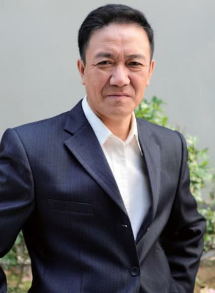 60岁李幼斌近照,期间与妻子离婚,和小十三岁的她在一起!