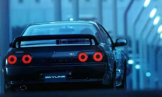 日产gt-r尾灯演变史:从大小相等到两大两小,再到…越来越小