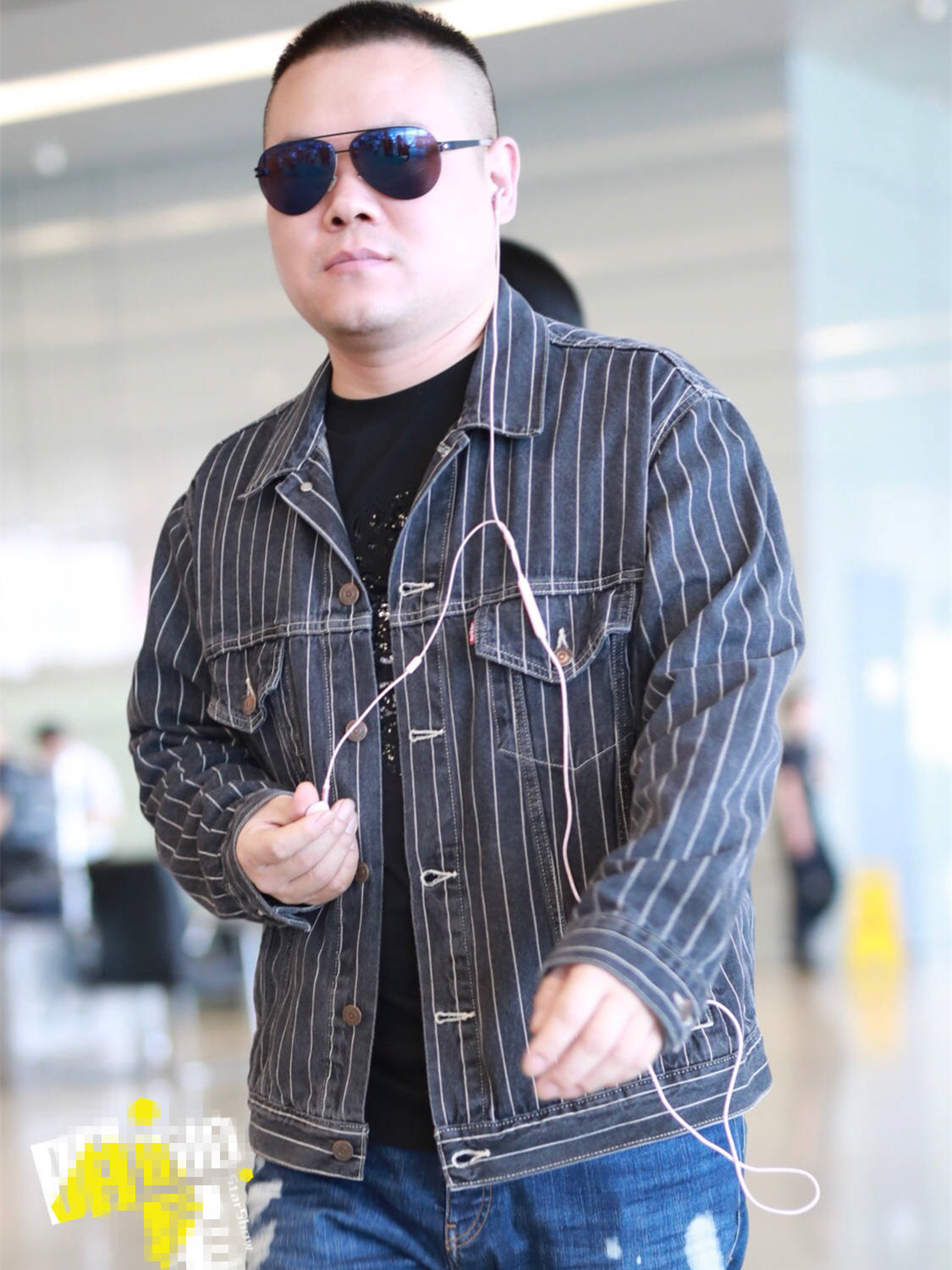 黑超牛仔外套,岳云鹏变身帅气型男,网友:陈伟霆你不能输!