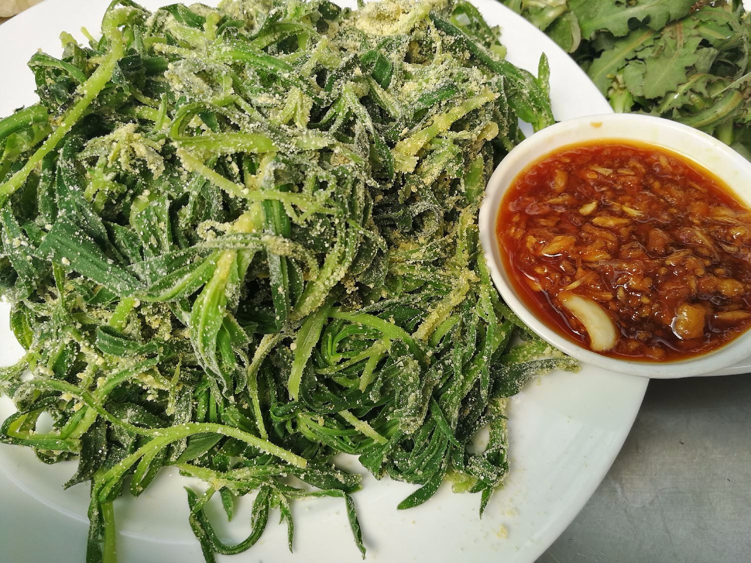 小山村里吃野菜宴柴火炖草鸡手工大馒头全是原始野味