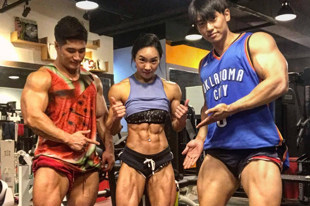 健美姑娘秀出倒三角体形 强壮肌肉又不失女人心