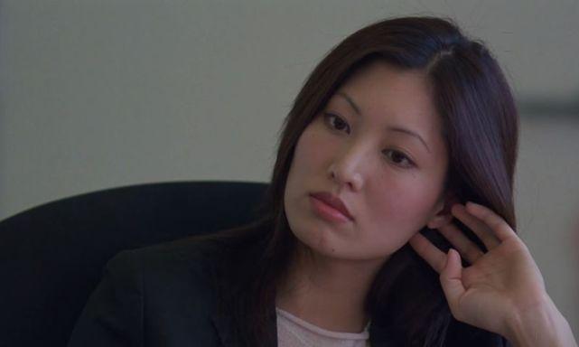 应该就是和梁朝伟合作的《重庆森林》了,在重庆森林里,周嘉玲扮演了