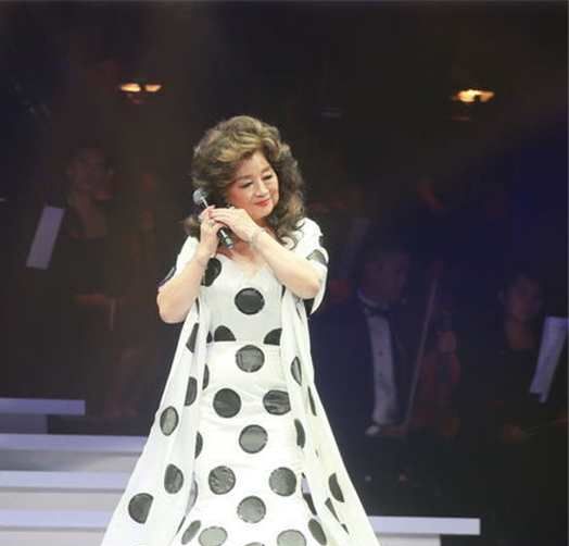 春晚曾为她破例,因爱国放弃婚姻,今69岁被半个娱乐圈抢着养|徐小凤