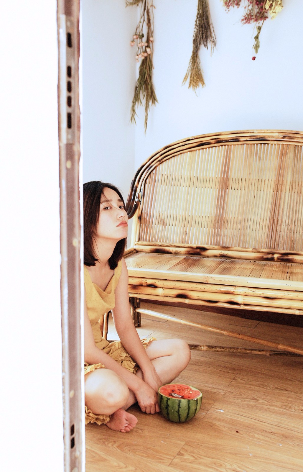 近日,演员董晴微博发布了一组夏日写真照片.