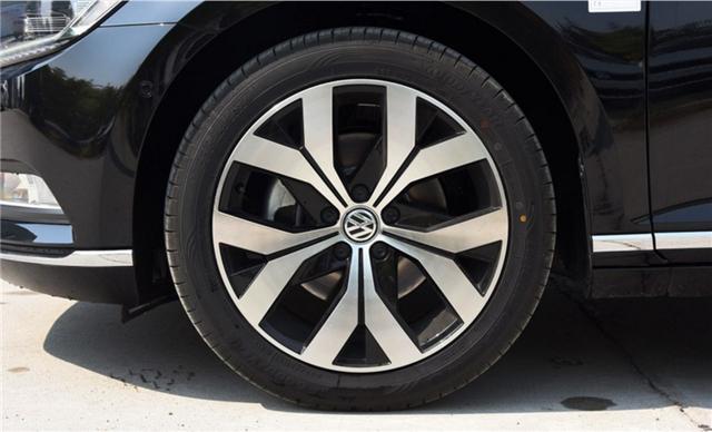 亮点三:18英寸五辐式轮毂 高配置轮胎还有一个亮点就是这款迈腾的电动