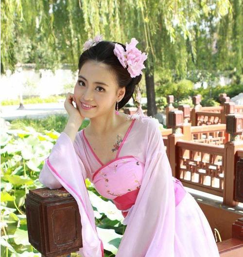 古装女星抹胸裙大比拼,古力娜扎最美,刘亦菲不食人间烟火!