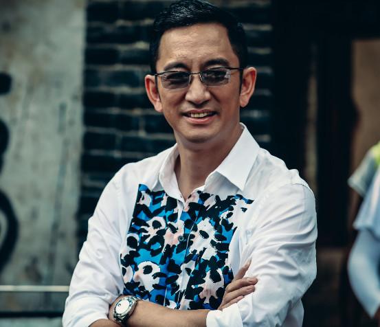 岁月不饶人,他们只相差7岁,可如今看起来像两代人!