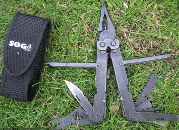 说到工具,很多士兵经常携带的就是工兵铲,背包带,黄脸盆等等,但是这