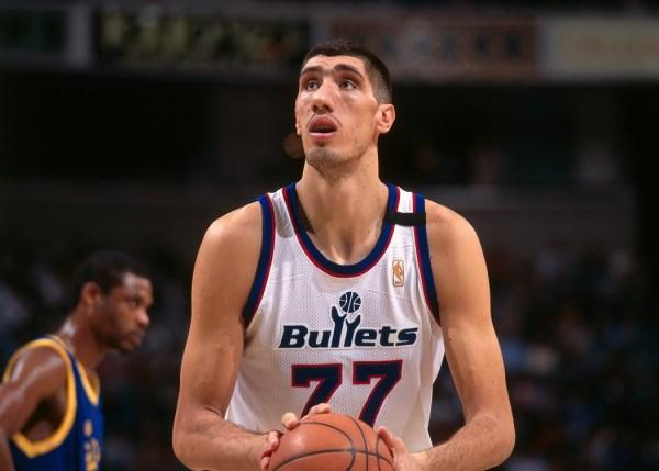 穆雷桑是在1993年第2轮第3顺位被华盛顿子弹选中的球员,他身高2.