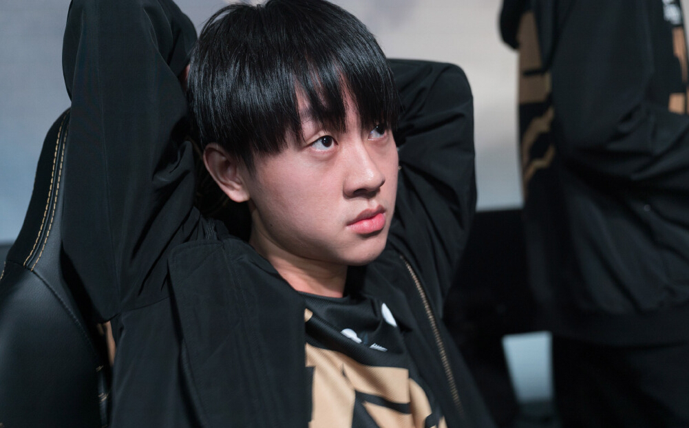 lol季中赛:rng小明接受采访时表示,感觉uzi像个神一样