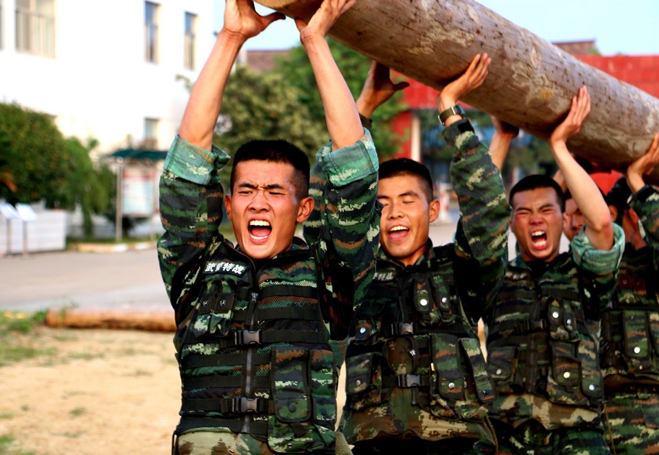 武警特战尖兵魔鬼训练挑战极限负重40斤日训18小时