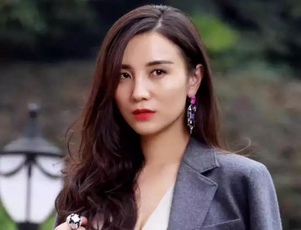 56岁大宋佳近照曝光!女儿颜值逆天神似杨超越,老公身家过亿!