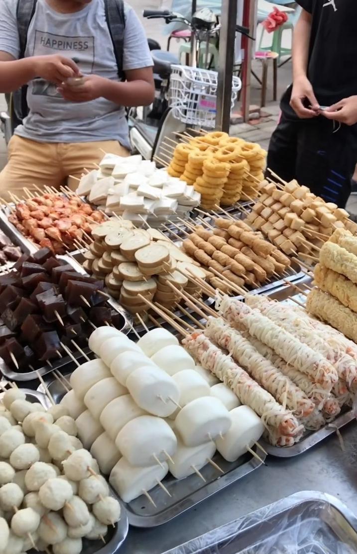 路边撸炸串,美女下班都会来这里撸串,最爱的就是火腿肠!