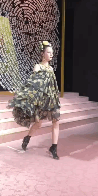 中韩泰三国女星同台走秀:迪丽热巴静态照片最