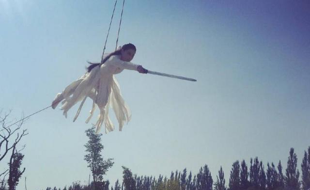 女明星吊威亚姿势pk, 赵丽颖勇敢的笑着, 陈乔恩被吓哭了!