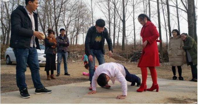 男子结婚被众人绑在树上,发现不对劲没人管,结果悲剧了
