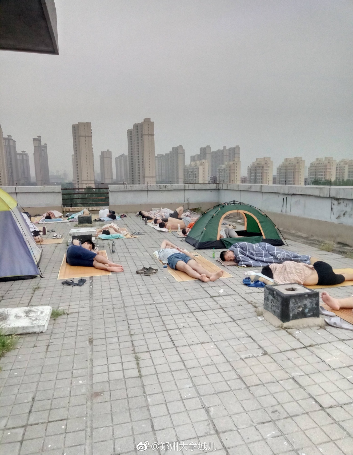 郑州一高校大学生为避暑睡楼顶打地铺
