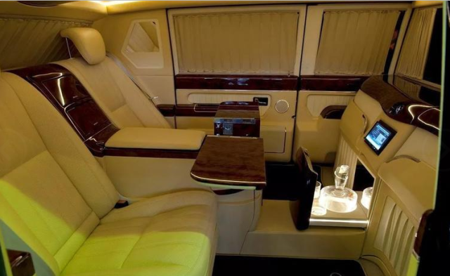 坐进车内,吉尔zil-4112r用料极为上乘,手工打造极尽奢华,车载大电视