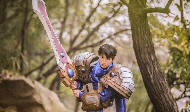 lol呆萌妹子cos大盖伦, 网友: 盖伦怎么瘦这么多?