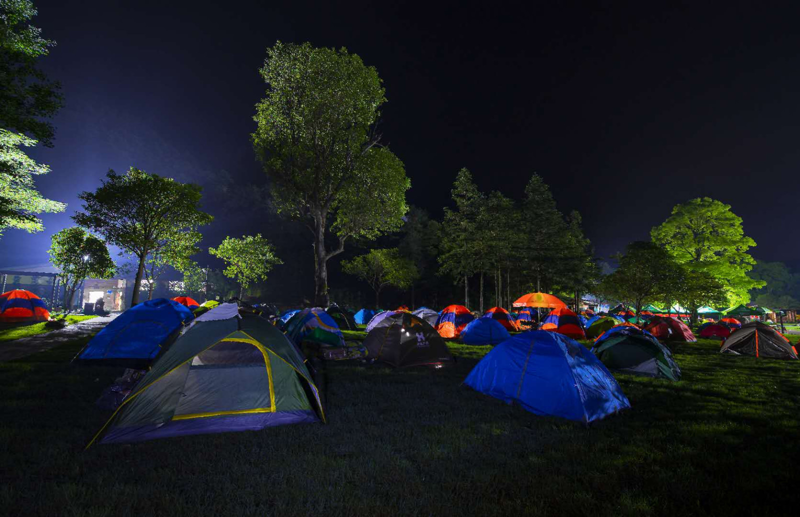 夜晚的露营基地,非常多外地的游客,也有许多市内的游客来参加活动