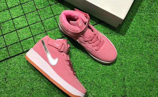 关于女明星同款耐克鞋有哪些(潮鞋价格一览表)  第2张