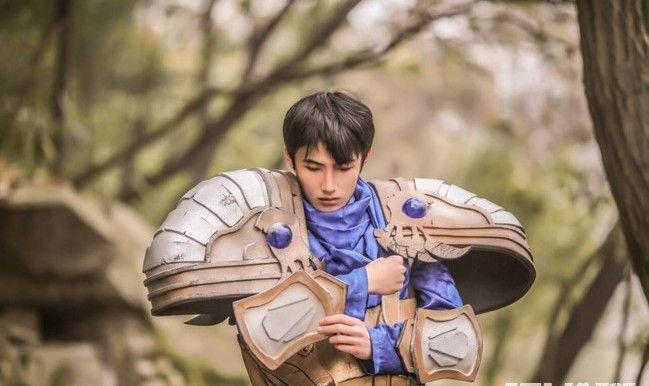 lol呆萌妹子cos大盖伦, 网友: 盖伦怎么瘦这么多?