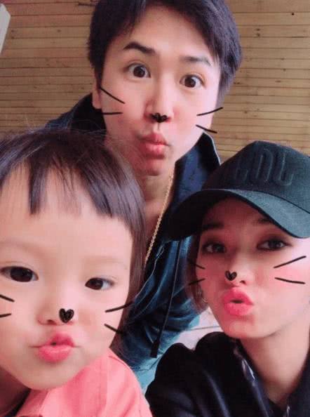 欧弟公布二胎性别,老婆郑云灿带女儿游玩,肚大如箩四肢却很纤细