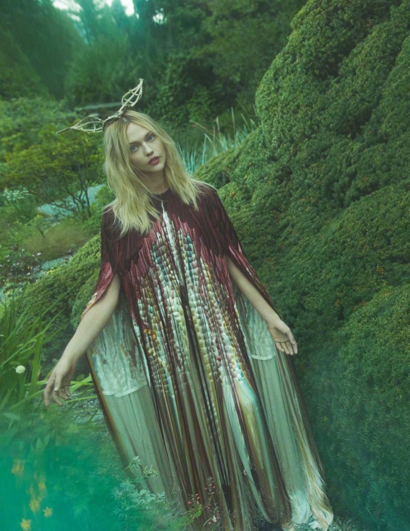 俄罗斯超模萨沙彼伏波洛娃sashapivovarova身穿dior连衣裙登上