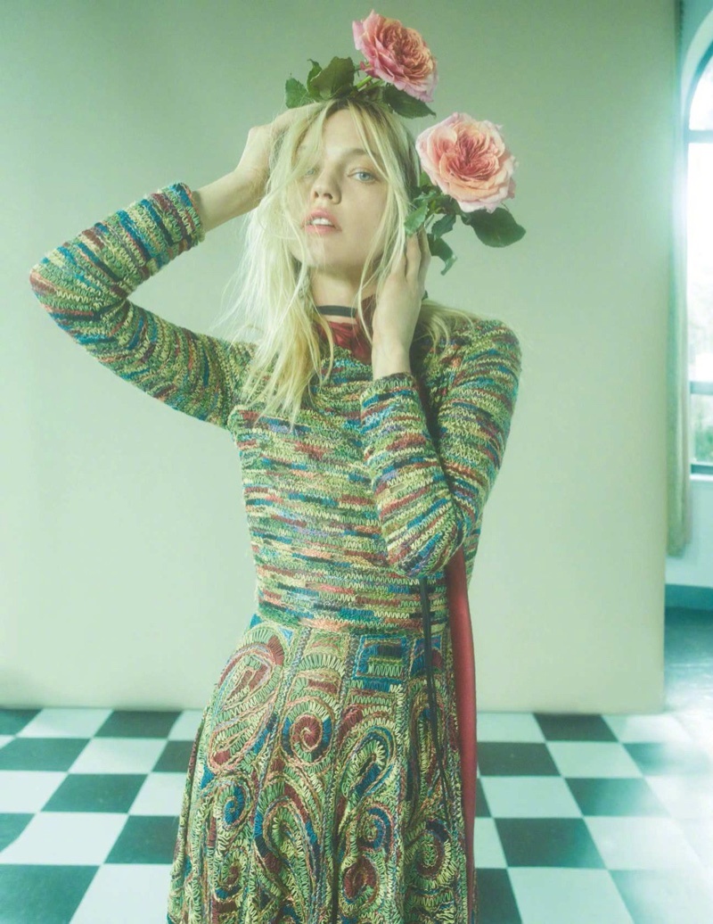 俄罗斯超模萨沙 彼伏波洛娃sasha Pivovarova 身穿dior 连衣裙登上