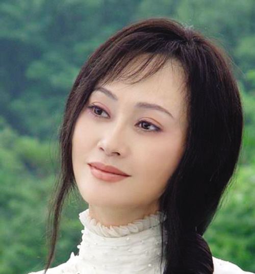 她曾大红大紫,21岁嫁给三婚男人,丈夫重病时离婚,今坚持做慈善|宋佳