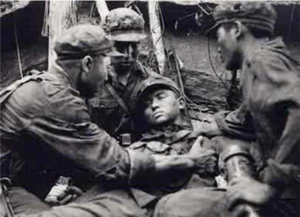 老山战役时,这位解放军18岁战士,为何主动要求班长向他开枪?