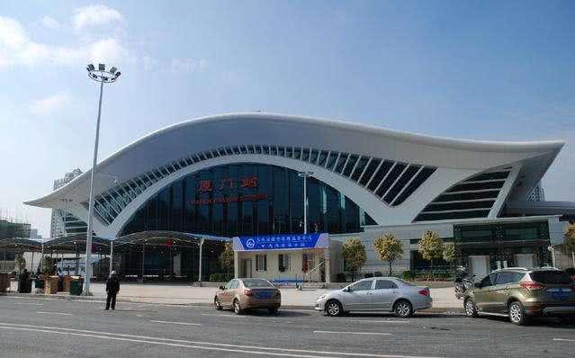 漳州站,位于福建省龙海市颜厝镇,隶属南昌铁路局漳州车务段管辖,是