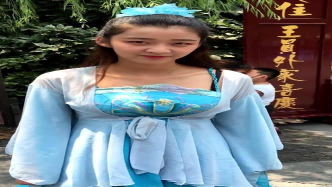 网红美女小黑真名叫王珂!杭州宋城街拍!