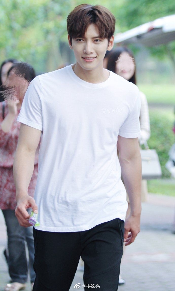 简简单单最时尚!夏天男生白t-shirt 牛仔裤就是最帅气的风景