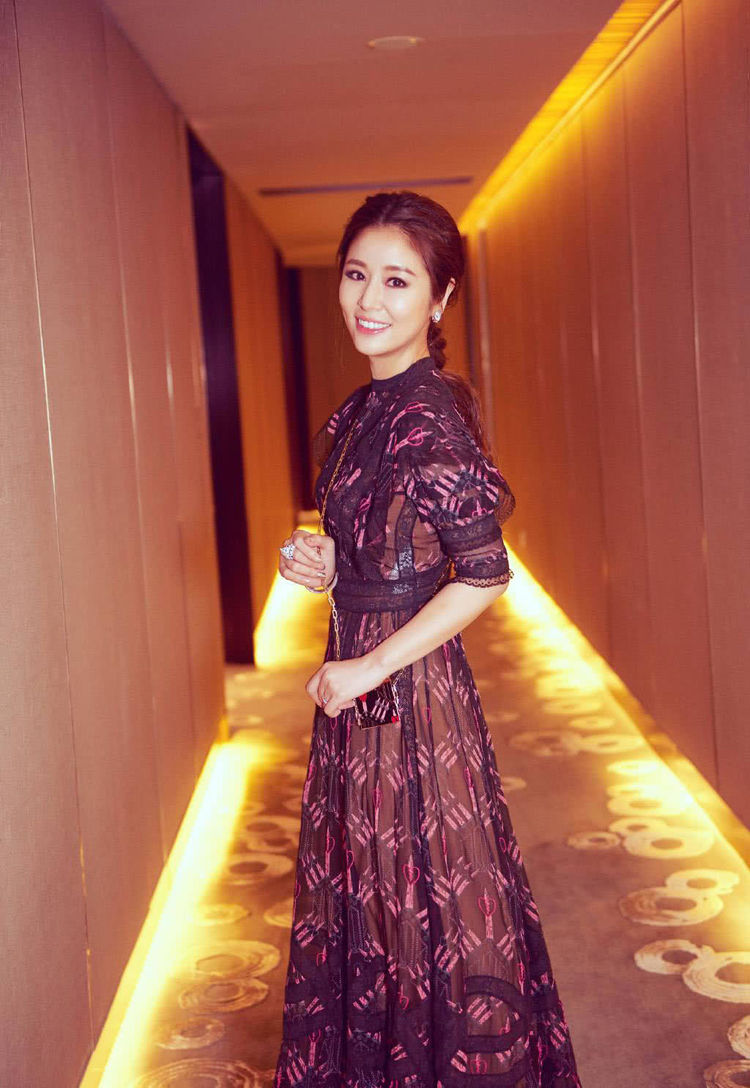 42岁的林心如装嫩很成功,西装薄纱裙撞衫21岁张雪迎却没输!