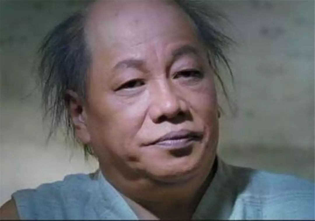 他八岁离家闯荡,打架被挖掘进影视圈,如今与小20岁娇妻幸福24年