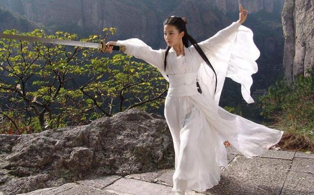 有一种美叫做刘亦菲舞剑,每一张都太美了,难怪要叫她神仙姐姐呢