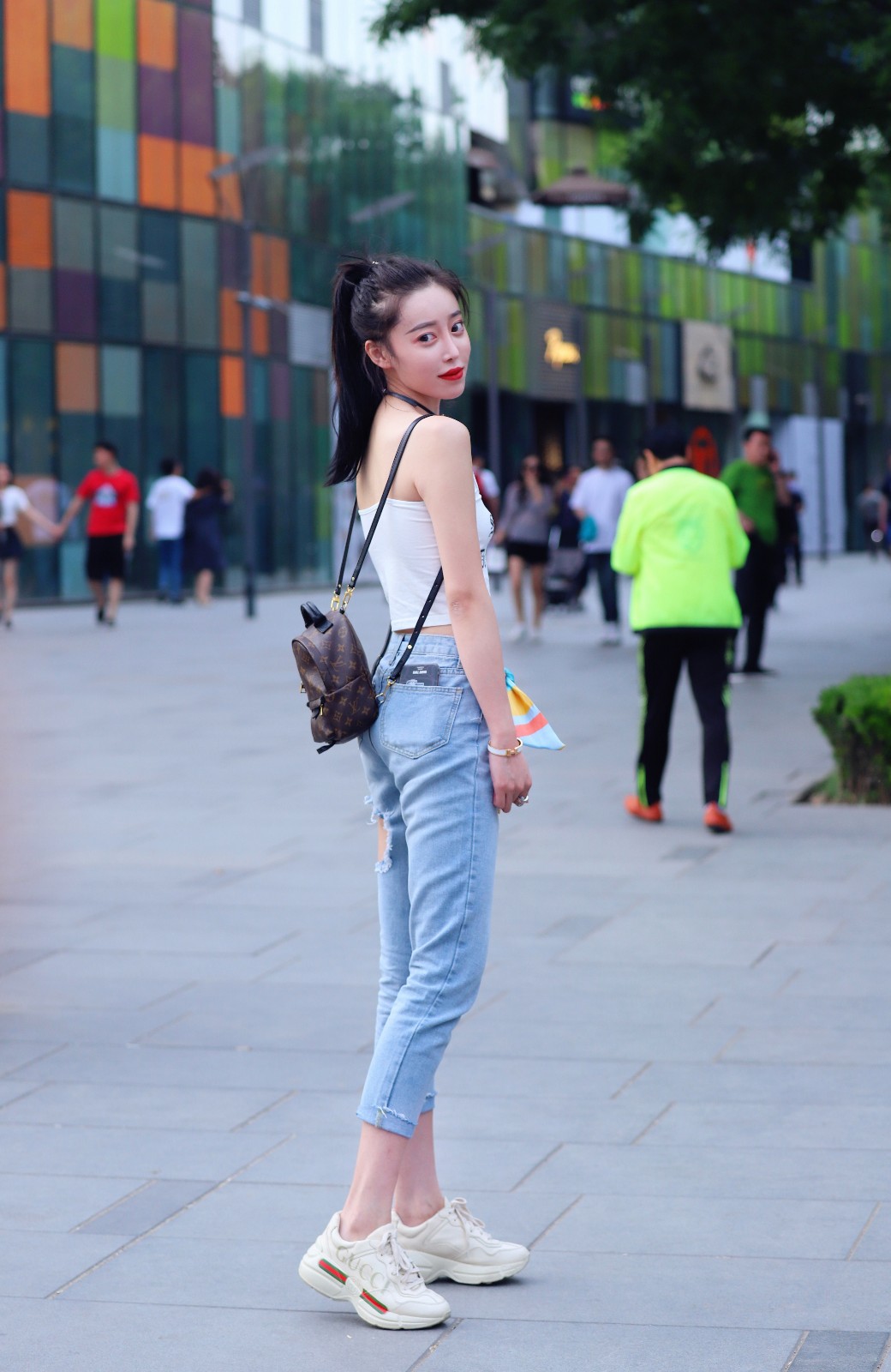 街拍:三里屯漂亮女孩真多,镜头前为人们呈现夏天的专属时尚