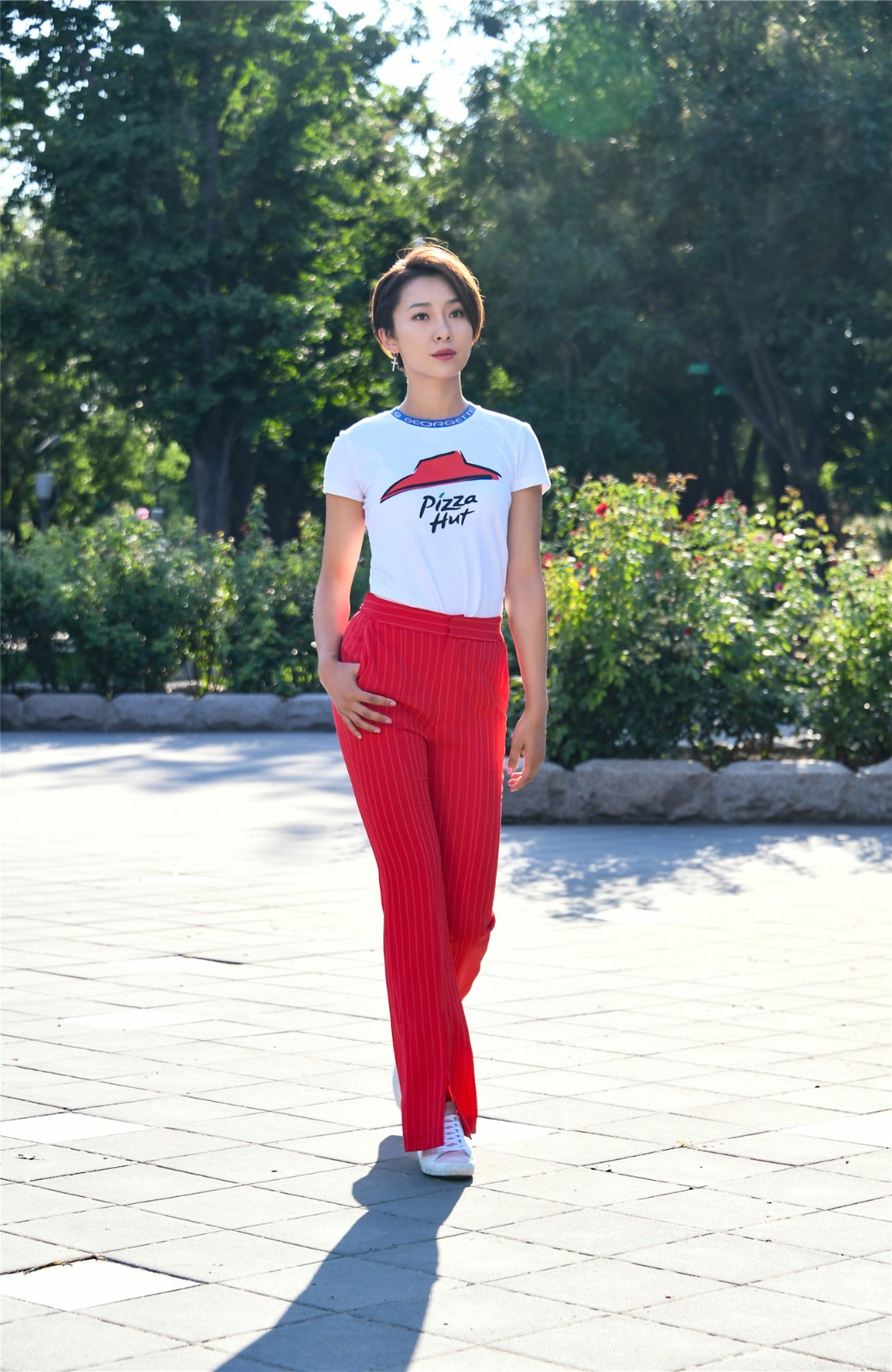 演员吉丽曝光一组最新街拍 复古与流行元素的完美碰撞