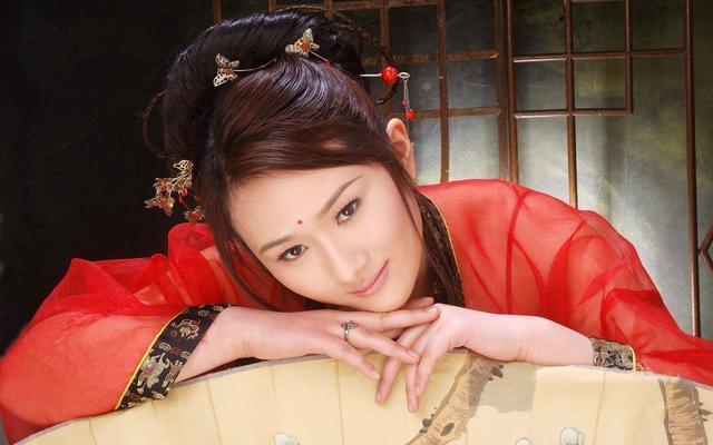 吃饱饭之后,他们被带到了大殿之上,大殿的房梁之上,已经系好了白绫