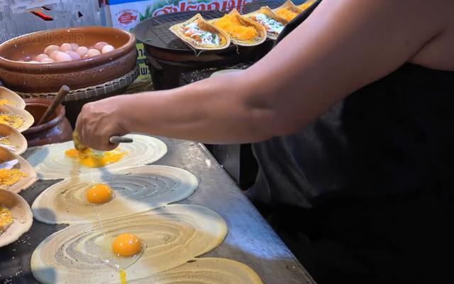 泰国老板穿"礼服"摊煎饼, 20元一个, 网友担心她衣服会掉下来