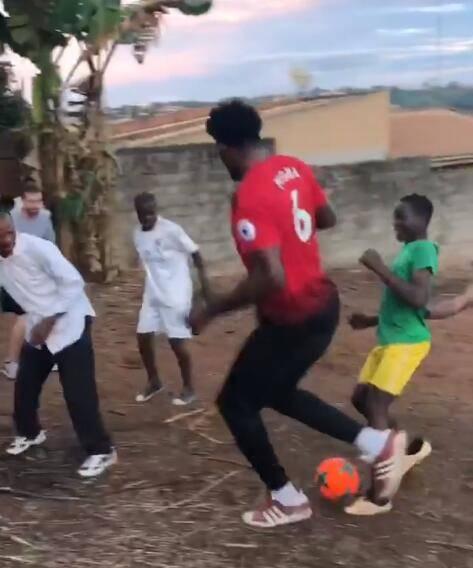 尴尬!大帝恩比德回乡穿博格巴球衣踢球 乡亲面