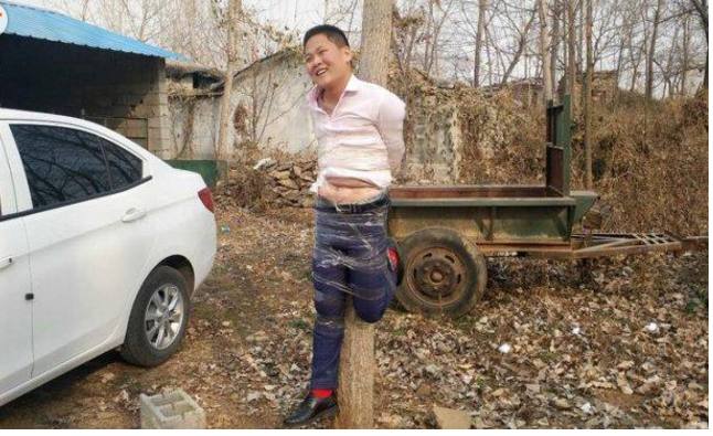 男子结婚被众人绑在树上,发现不对劲没人管,结果悲剧了