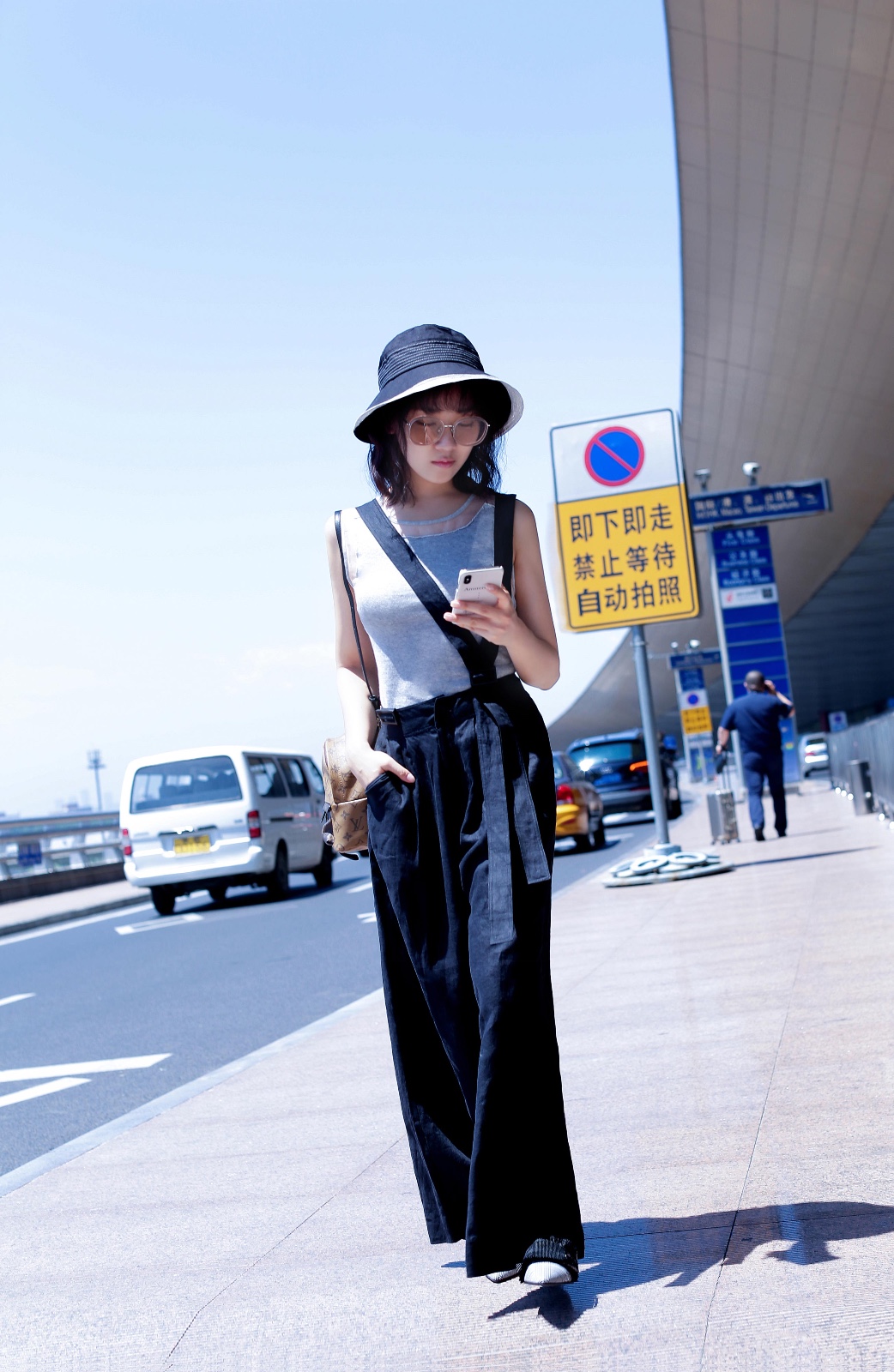 菅纫姿机场照如时尚大片 空气刘海少女感满满|刘海