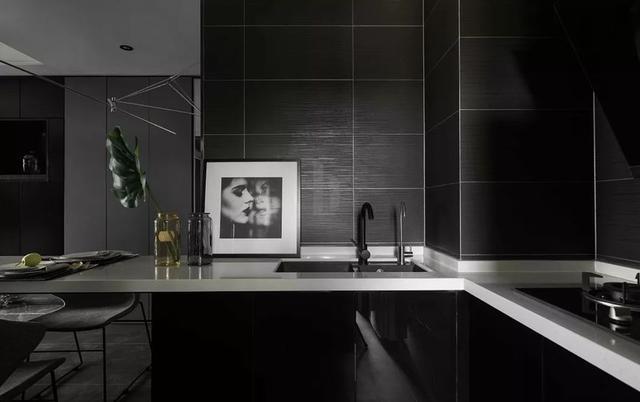 57㎡小宅,老公硬要地面贴"黑砖"!墙上刷"黑漆"!谁见过?