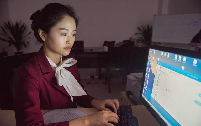 女员工入职天天"主动"加班,一个月后看到工资条,彻底懵了!