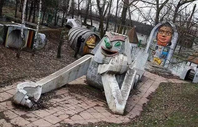 史上最吓人的游乐园!太反人类了!