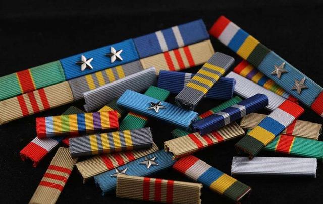 常服上的资历章是怎么排列的呢?一张图看懂!