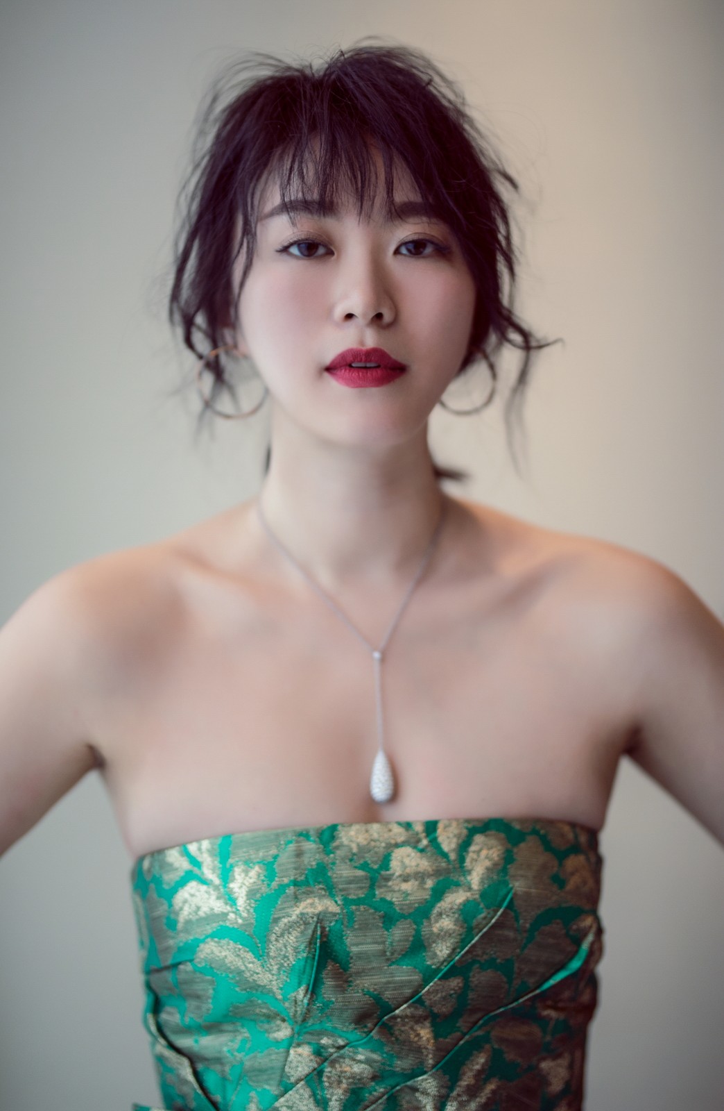 黄璐亮相北影节红毯 一袭绿裙气质满分_新浪看点